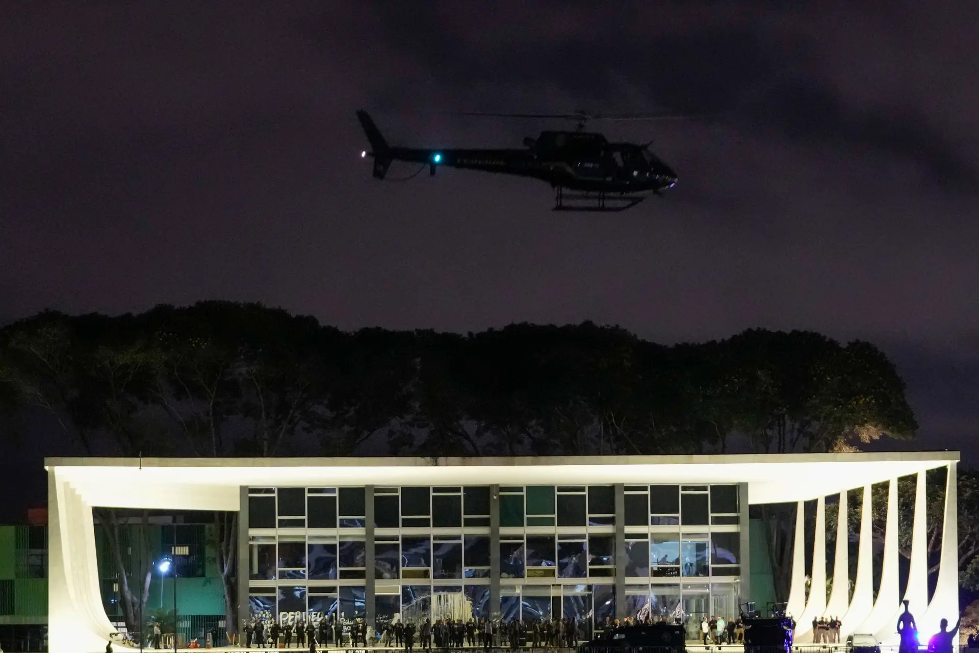 Invasão em Brasília: três deputados bolsonaristas investigados por "incitamento à violência e vandalismo"