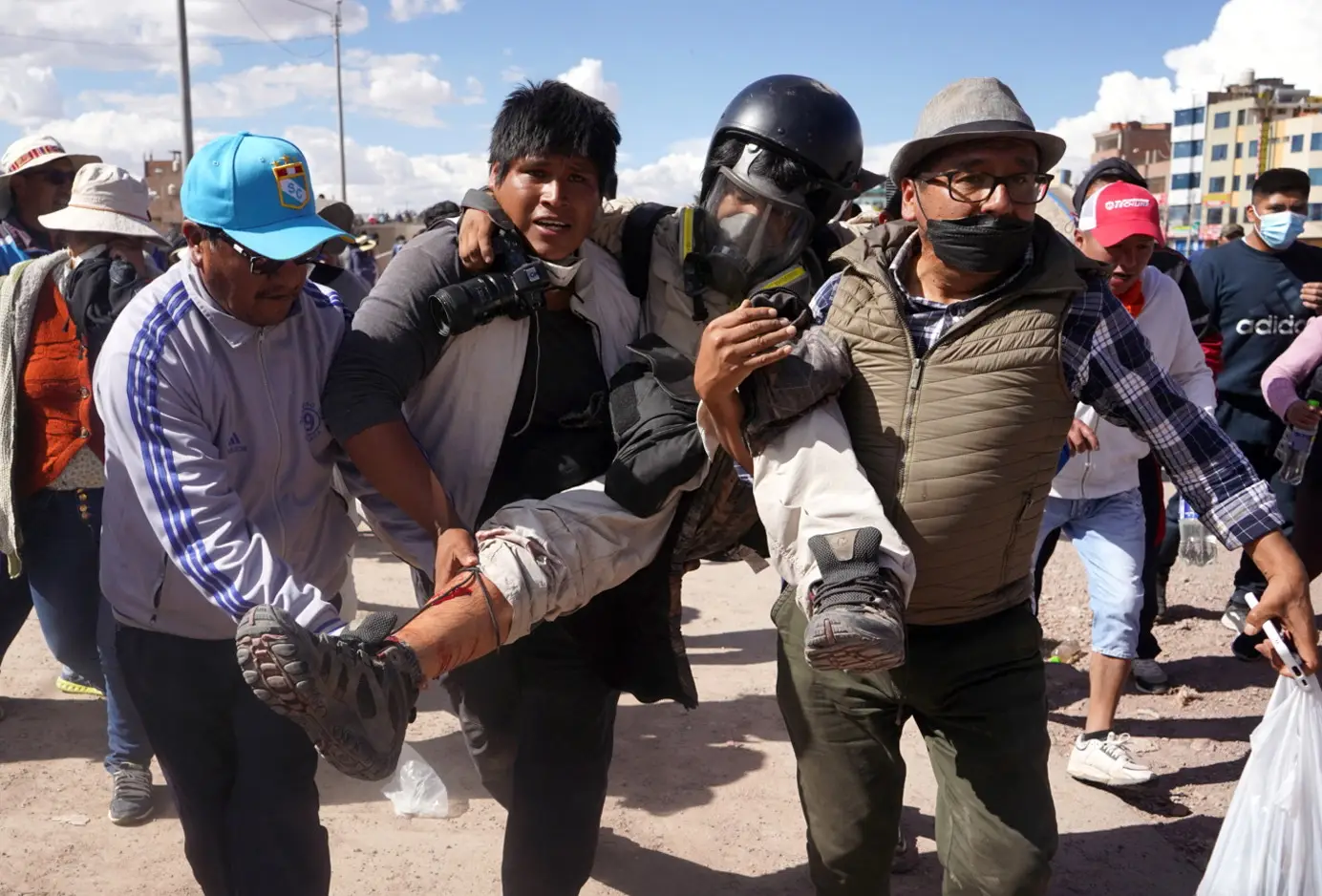 Confrontos entre manifestantes e a polícia no Peru fazem 17 mortos