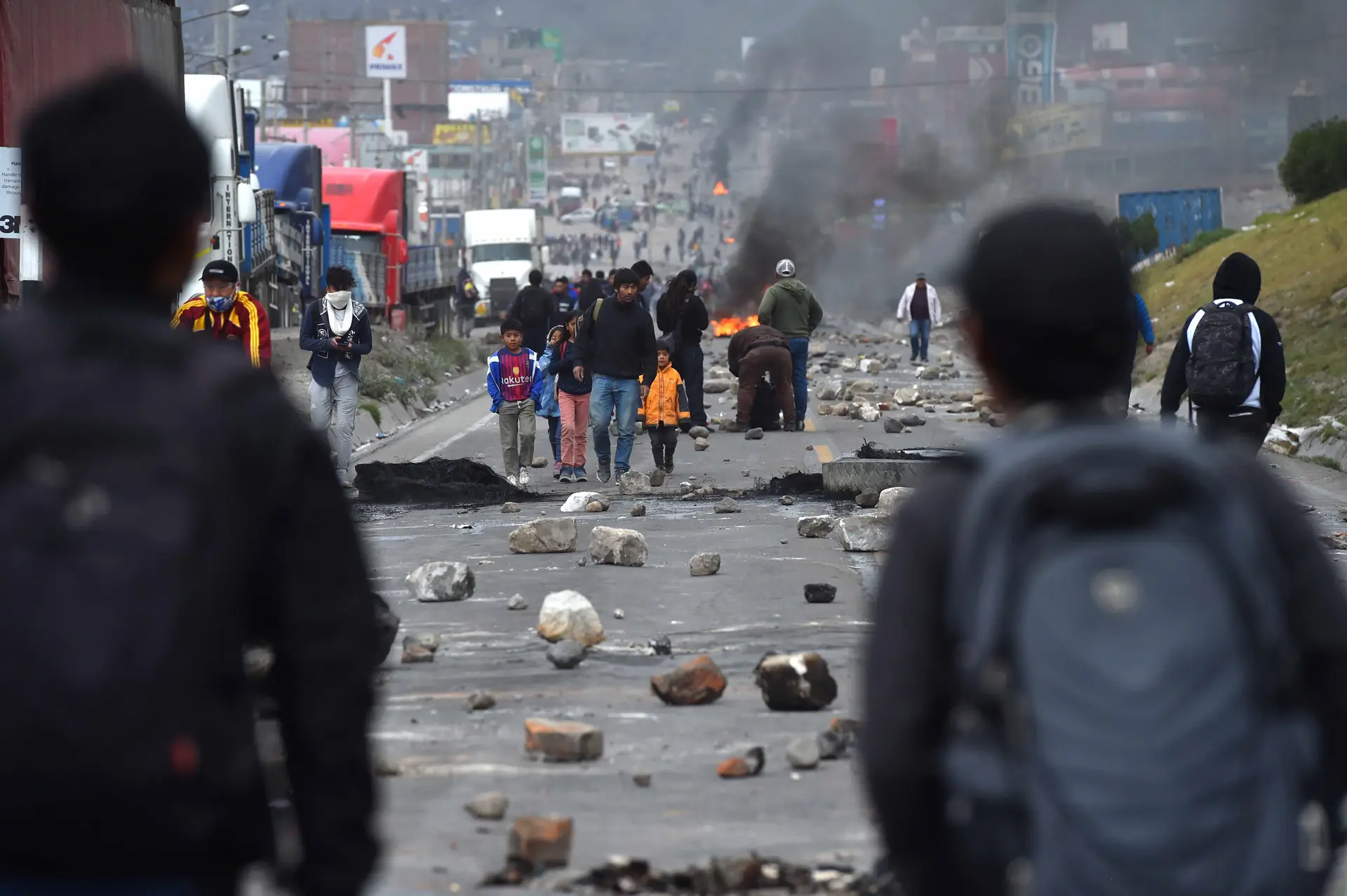 Polícia morre em ataque de multidão que incendiou carro de patrulha no Peru