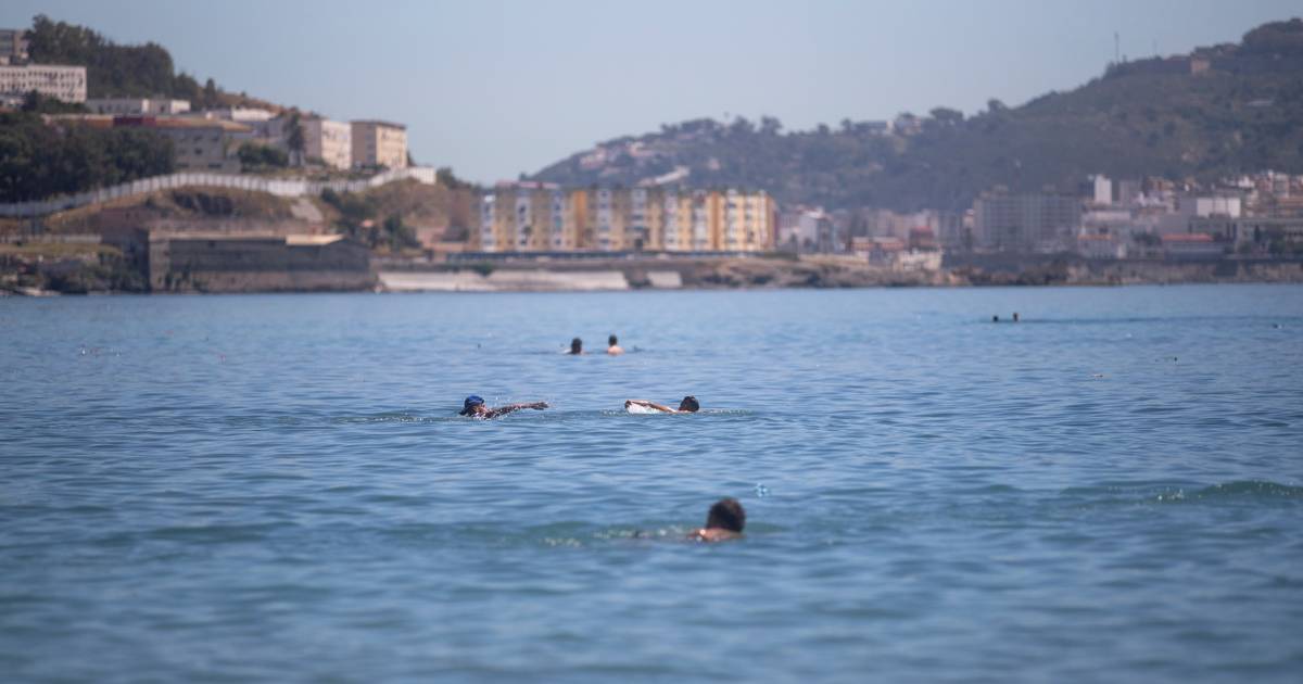Mais de 30 menores marroquinos entraram em Ceuta a nado durante dois dias