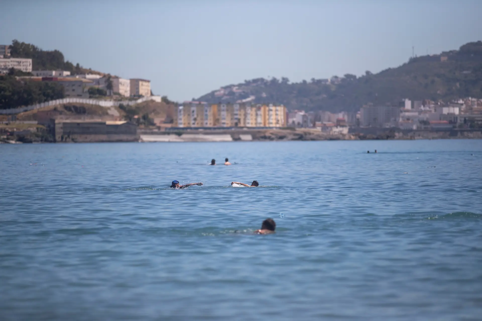 Três migrantes provenientes da Argélia e de Marrocos chegam a nado à cidade de Ceuta