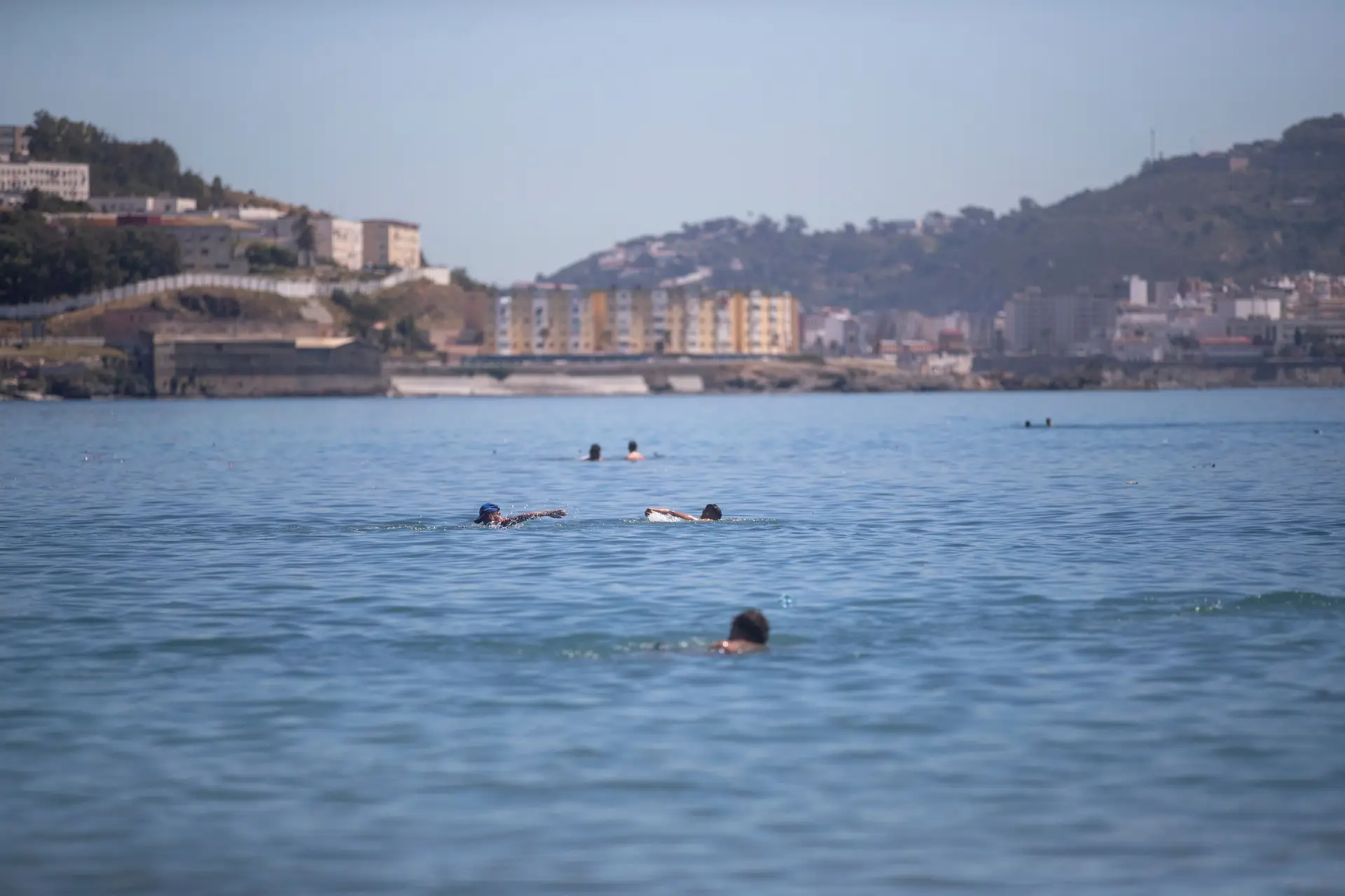 Quatro migrantes menores chegam a nado à costa de Ceuta