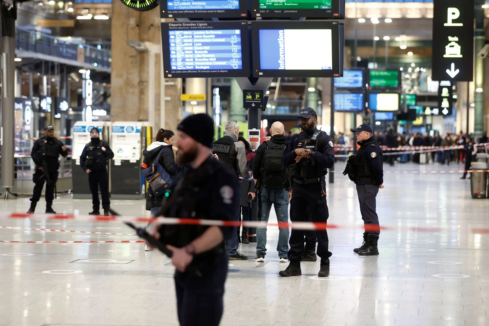 Vários feridos em esfaqueamento no centro de Paris