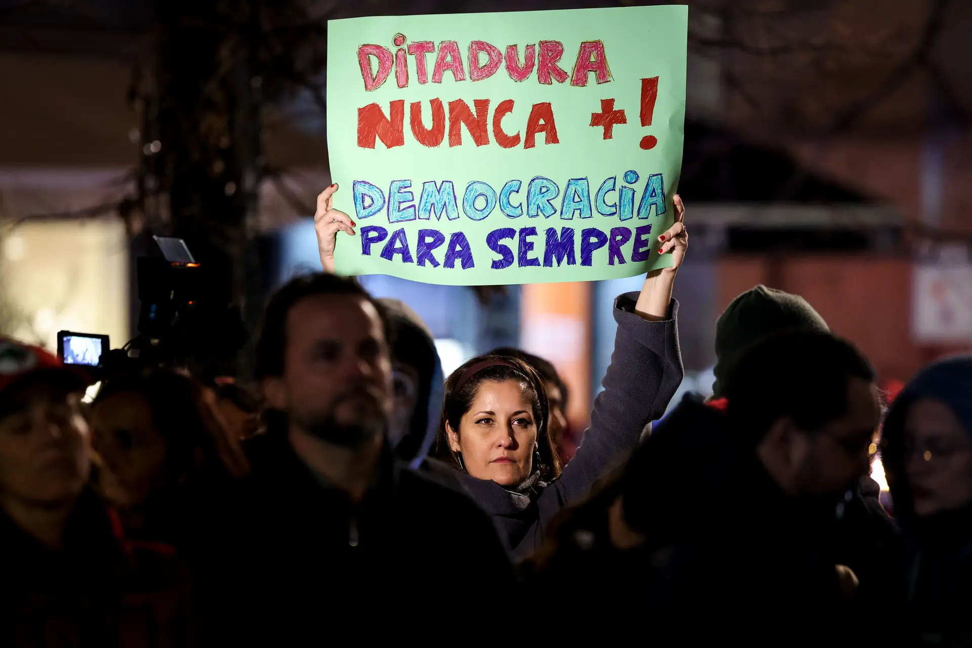Manifestação de brasileiros "Ato em Defesa da Democracia sem Anistia" que contou com cerca de uma centena e meia de manifestantes que se concentrou em defesa da democracia no Brasil e pela responsabilização dos atos ocorridos recentemente em Brasília, na Praça Luis de Camões em Lisboa.