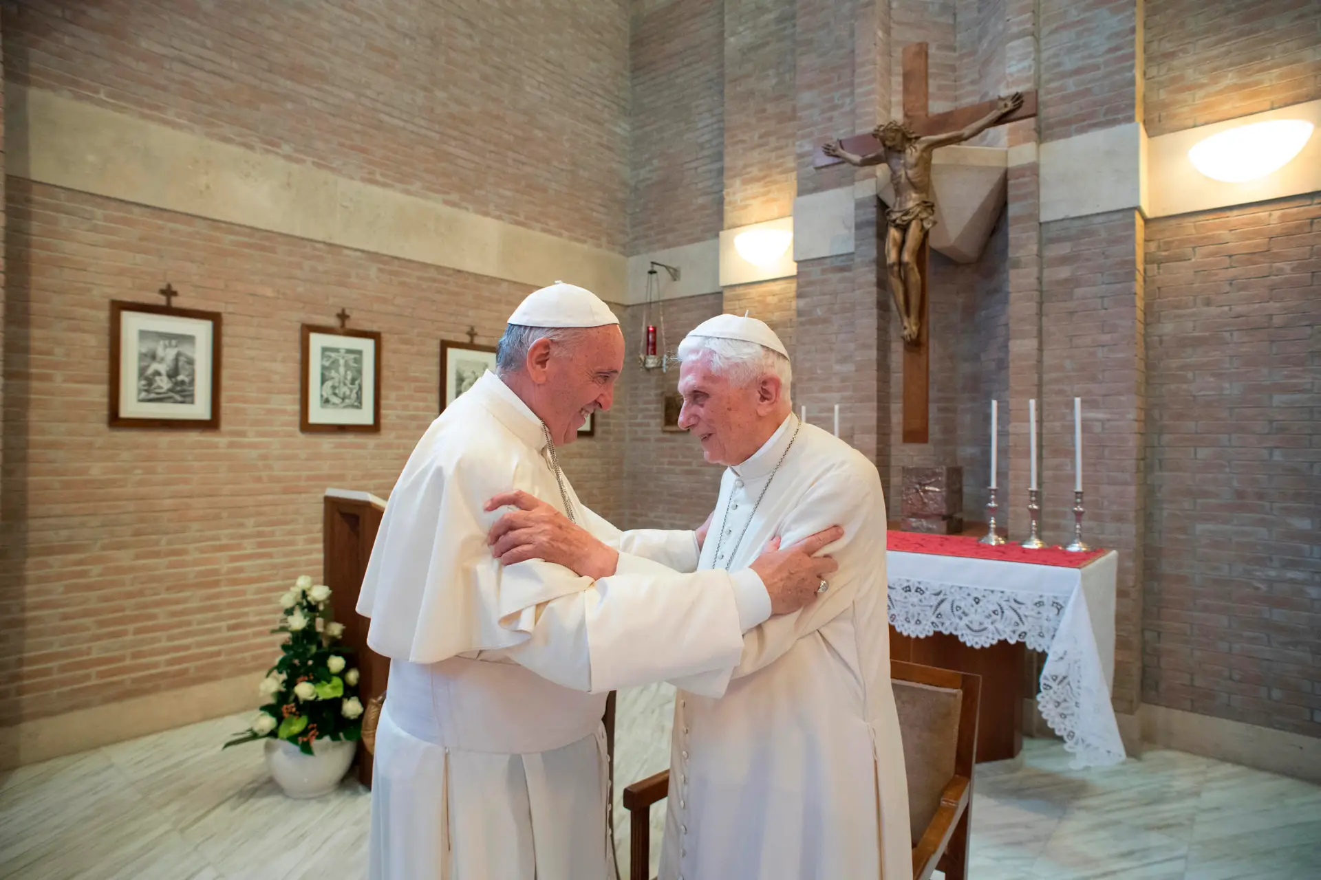 Papa Francisco e Papa emérito Bento XVI.