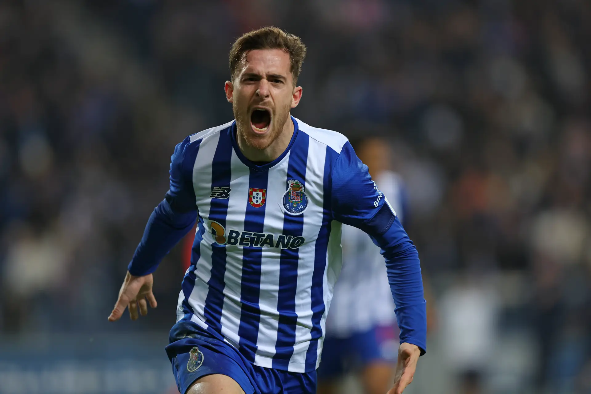 Toni Martínez renova com FC Porto até 2027