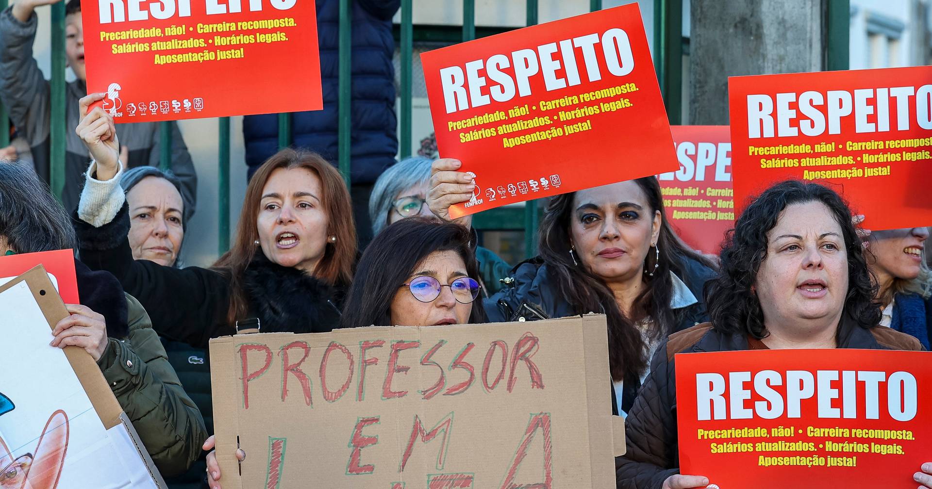 Centenas de professores e auxiliares em protesto e escolas