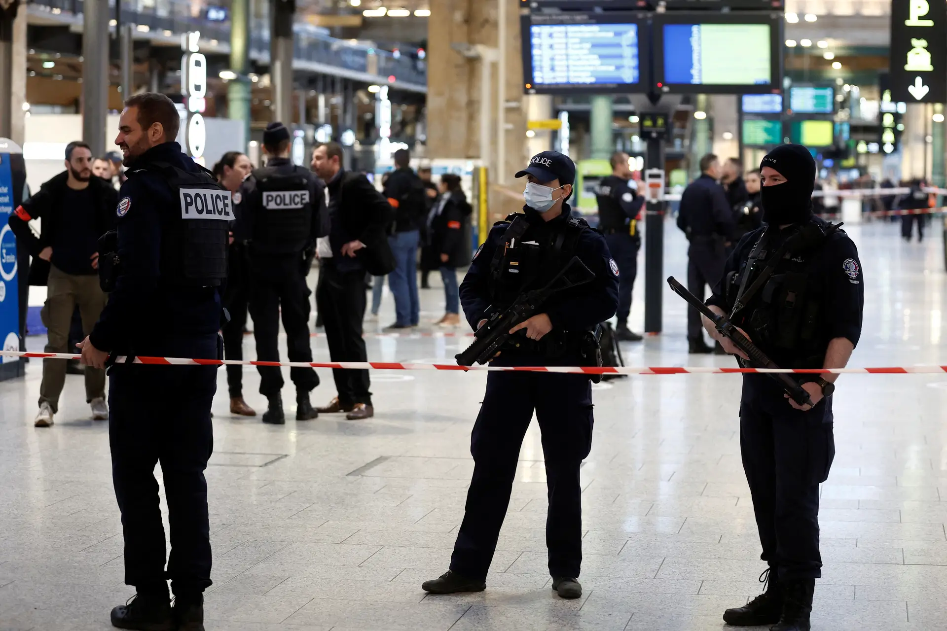 Detido por tentativa de homicídio homem que feriu seis pessoas em Paris