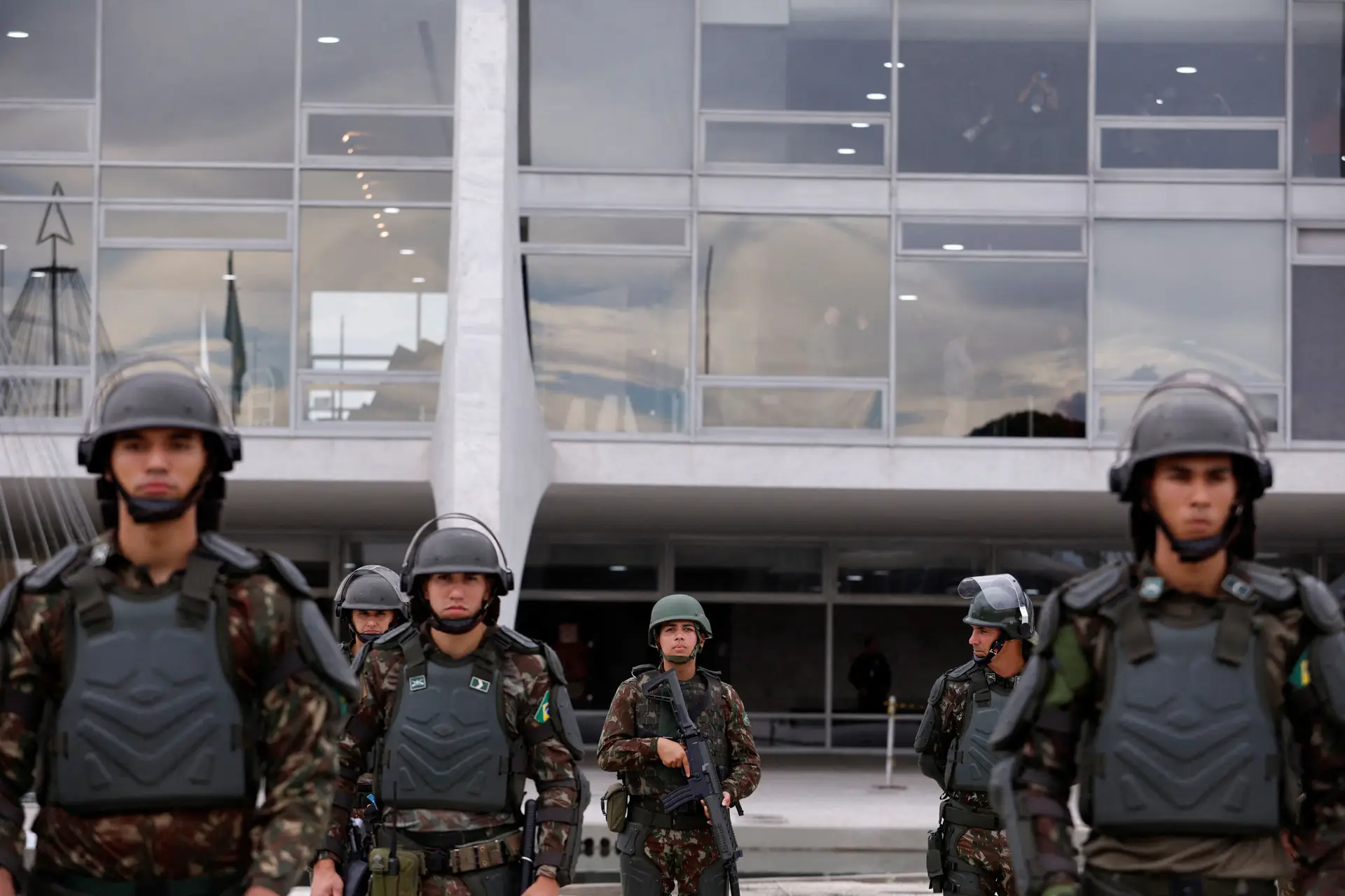 Militares cobrem entrada no Palácio do Planalto, em Brasília.