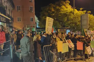 Protesto contra o Governo junta dezenas de pessoas em Lisboa e no Porto