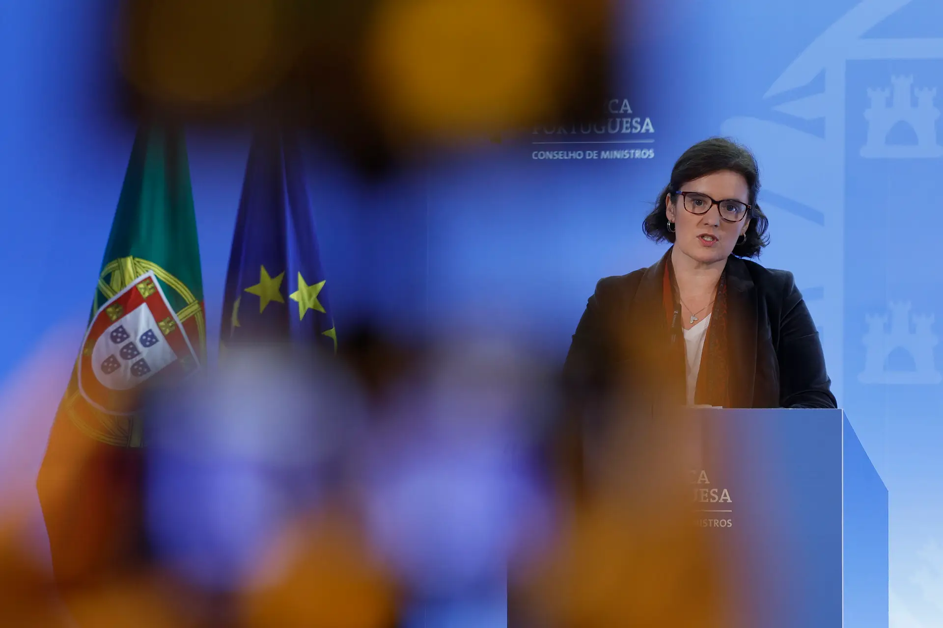 A ministra da Presidência, Mariana Vieira da Silva, fala aos jornalistas após a reunião do Conselho de Ministros no antigo Ministério do Mar, em Oeiras