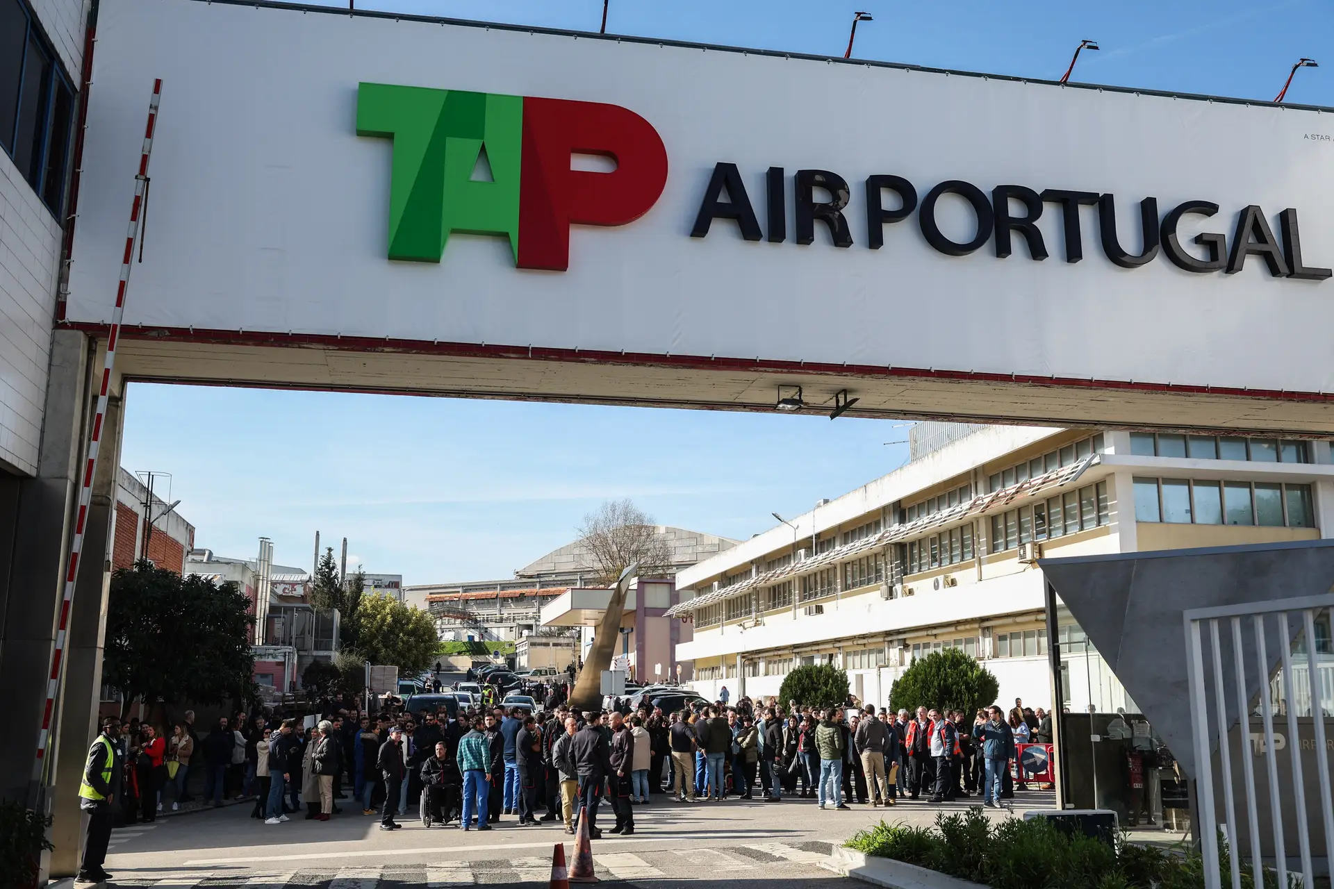 Cerca de uma centena de trabalhadores da TAP concentraram-se na entrada das instalações da transportadora aérea para reivindicar melhores condições laborais e a demissão da atual administração, em Lisboa, 13 de janeiro de 2023.