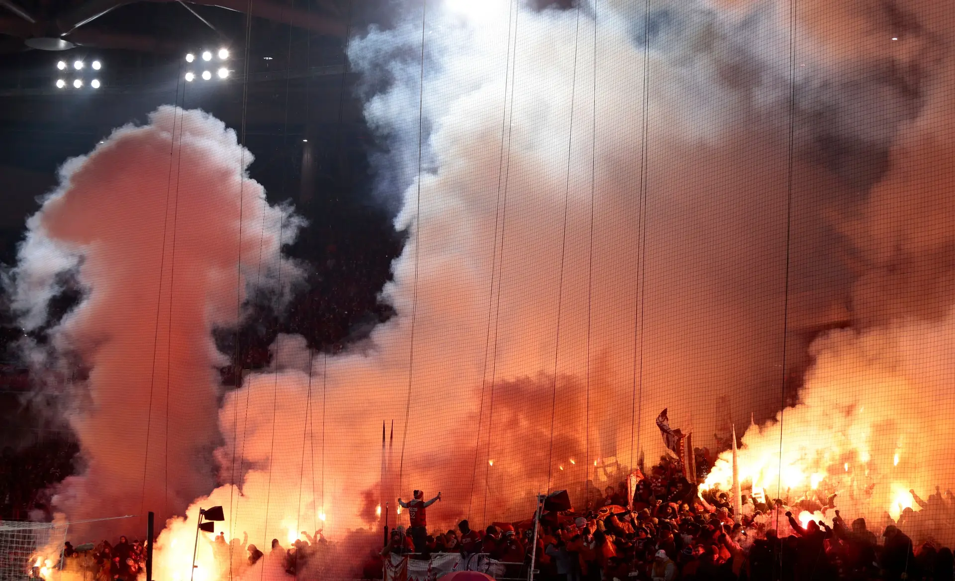 Presidente da Liga quer banir a pirotecnia dos estádios de futebol 