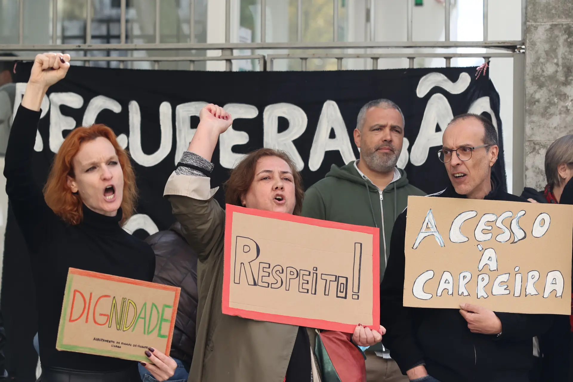 Protesto de professores junto à  Escola Gil Vicente, em Lisboa.