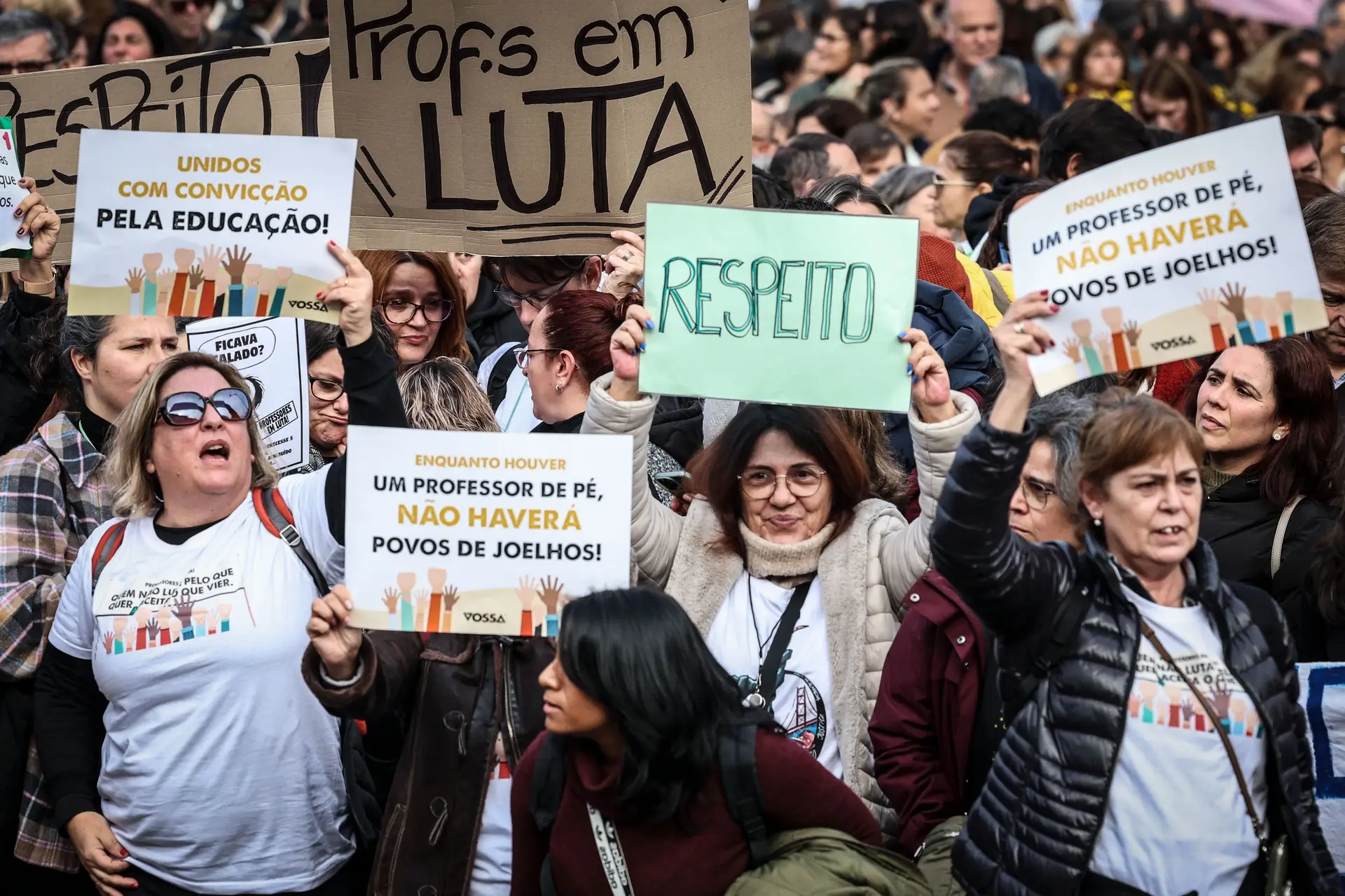 Professores e Governo continuam negociações em dia de protesto junto ao Ministério