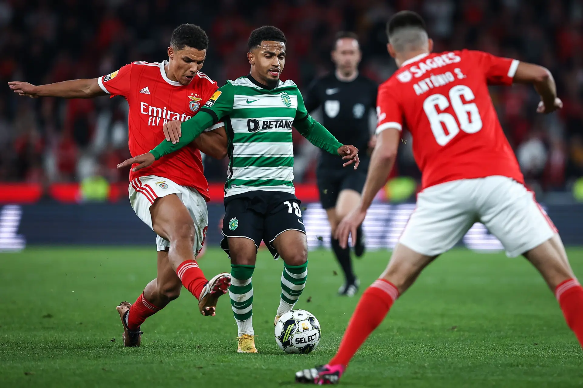 Benfica e Sporting empatam em dérbi de emoções fortes