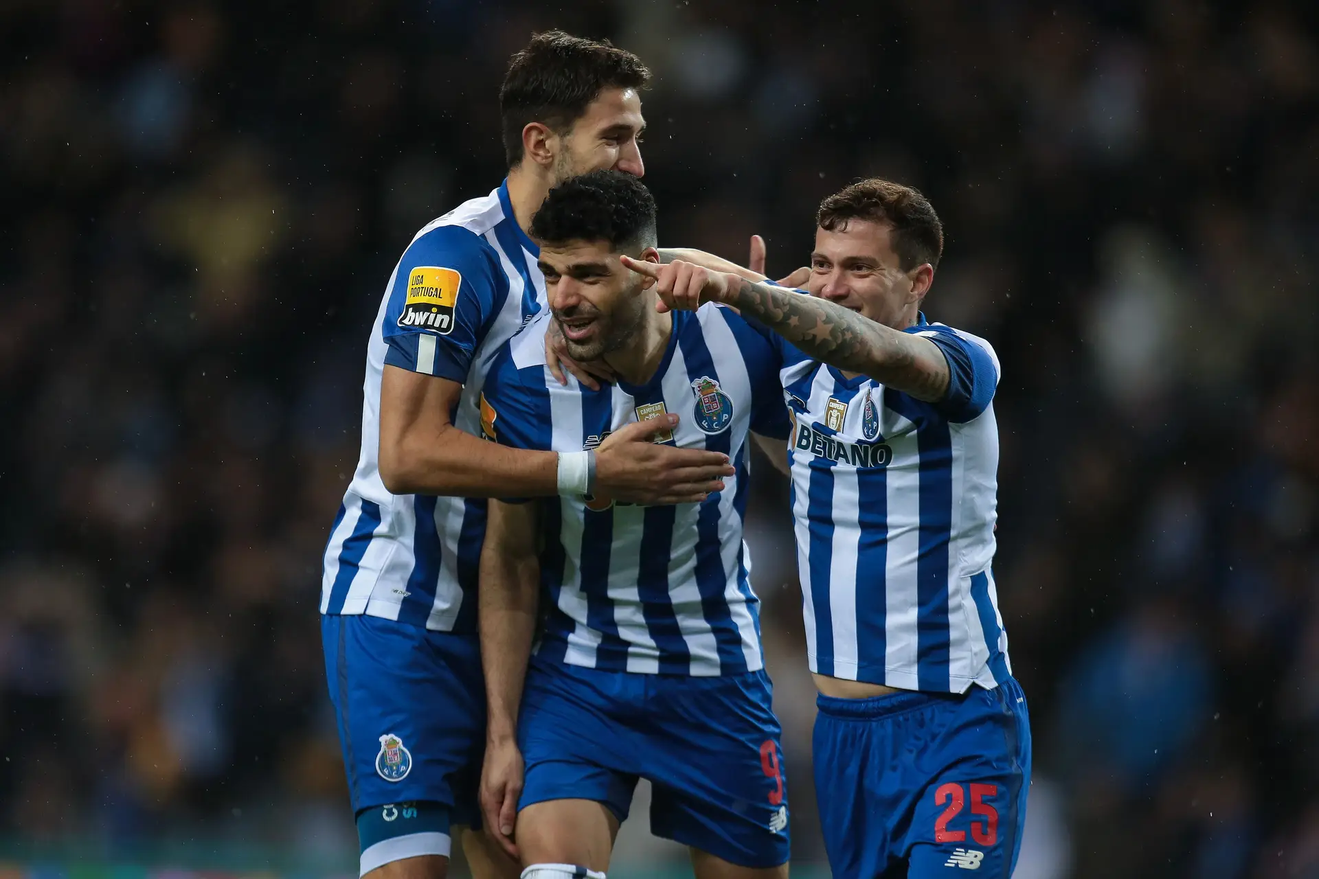 FC Porto goleia Famalicão e encurta distância para o segundo lugar