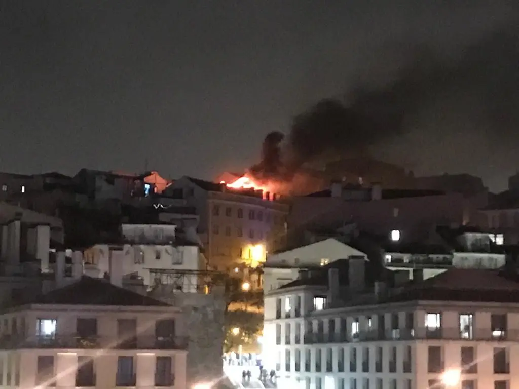 Incêndio deflagra num prédio no centro de Lisboa