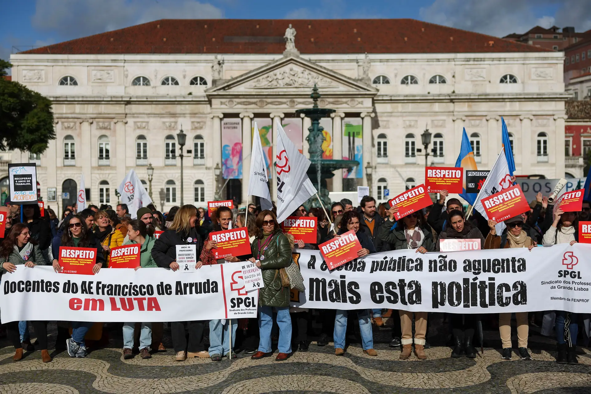Greve dos professores continua, com pais e funcionários a juntarem-se aos protestos