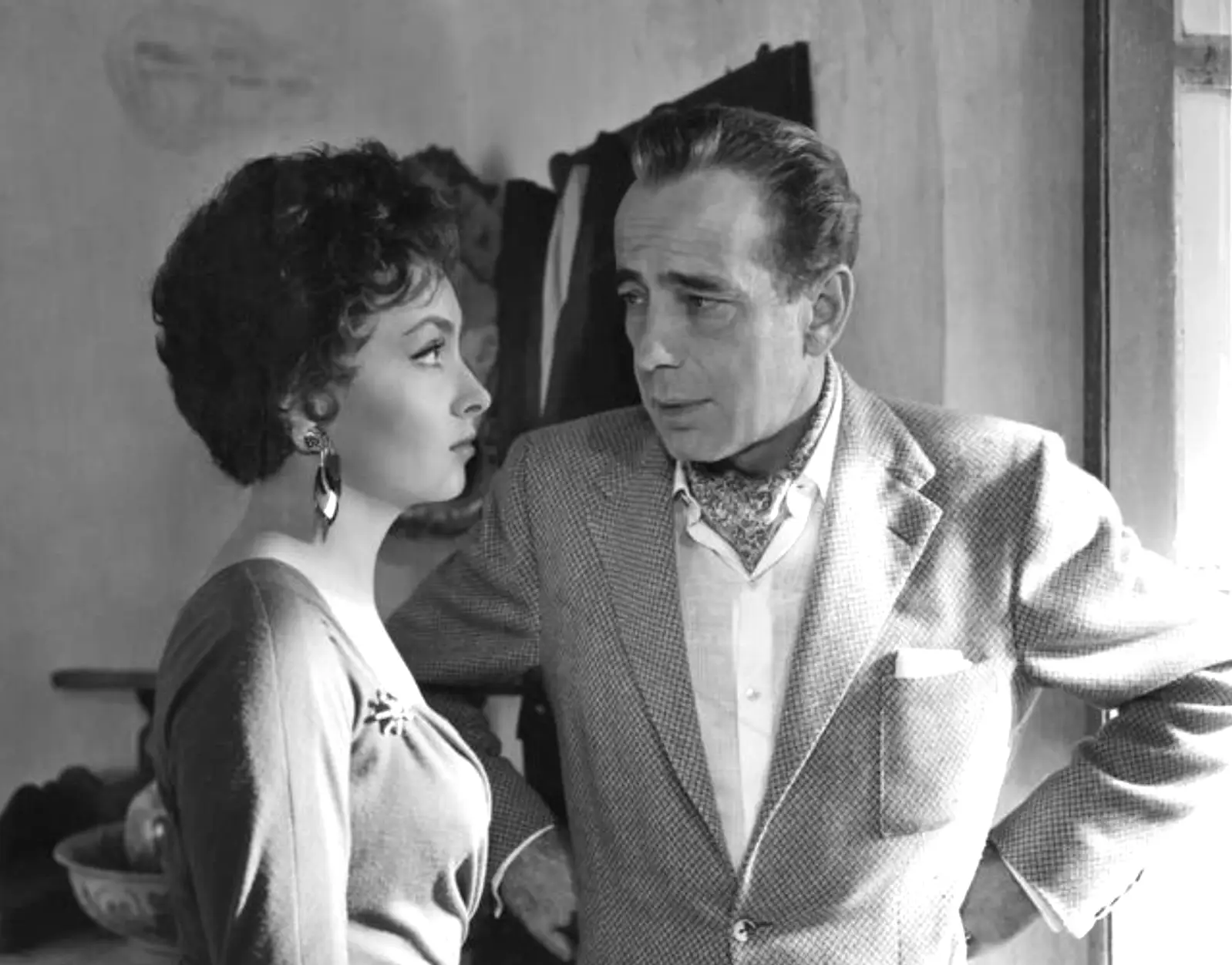 "O Tesouro de África" (1953), com Humphrey Bogart, marcou a entrada de Gina Lollobrigida em Hollywood
