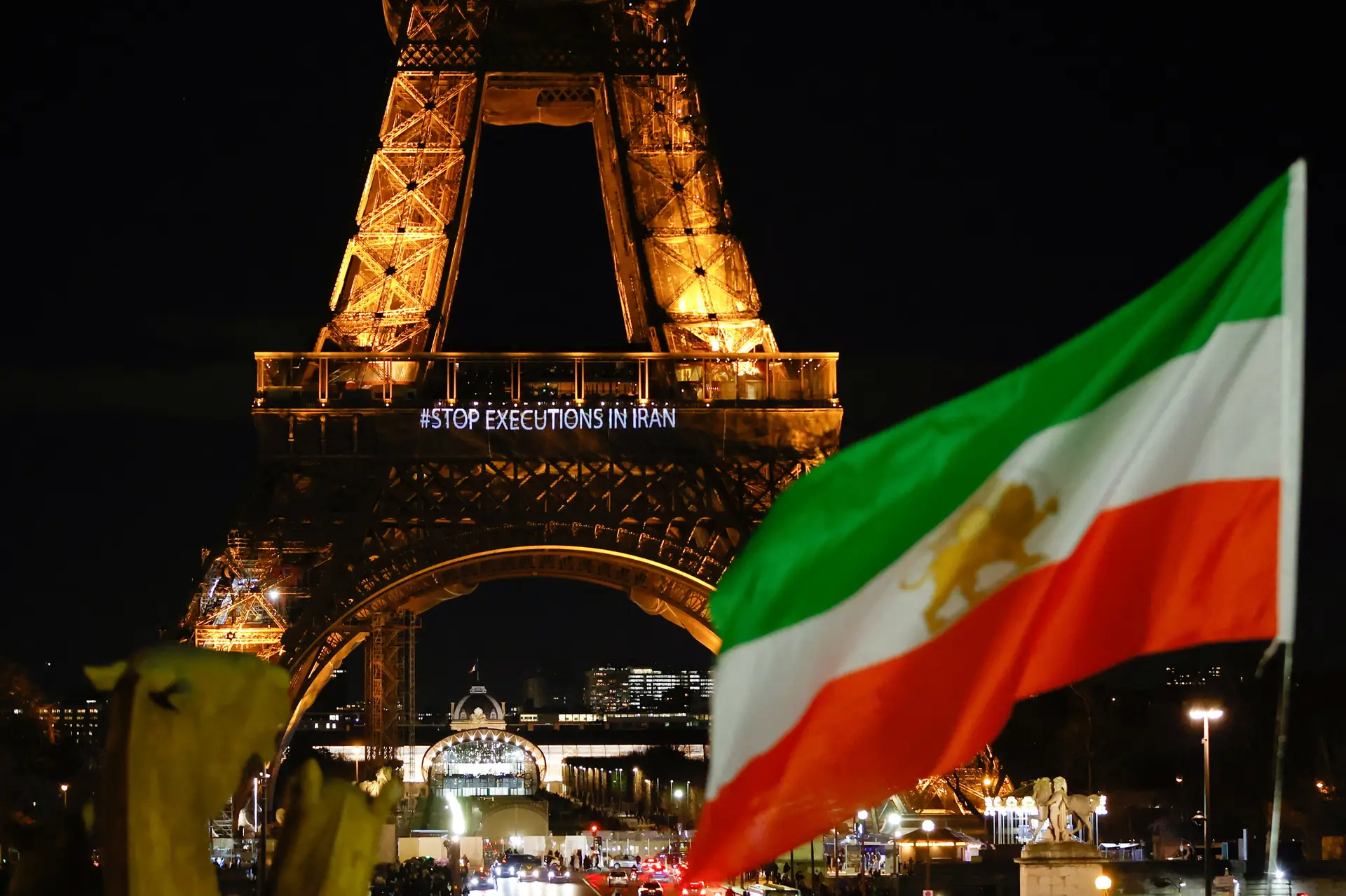 Torre Eiffel iluminada com frases de apoio às mulheres iranianas - SIC  Notícias