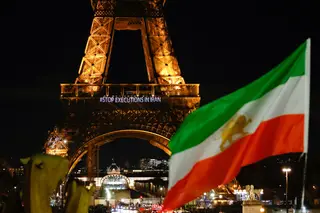 Torre Eiffel iluminada com frases de apoio às mulheres iranianas