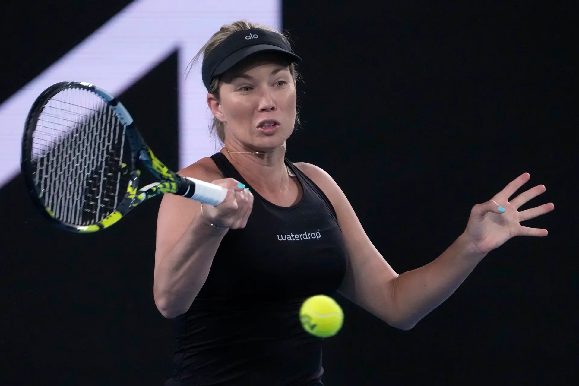 Open da Austrália tenista celebra vitória antes do fim do jogo