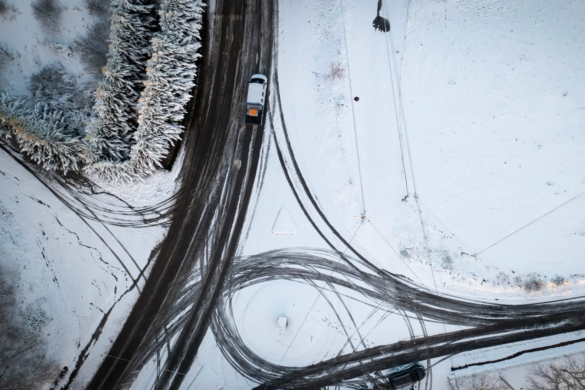 Automóvel circula em estrada rodeada de neve