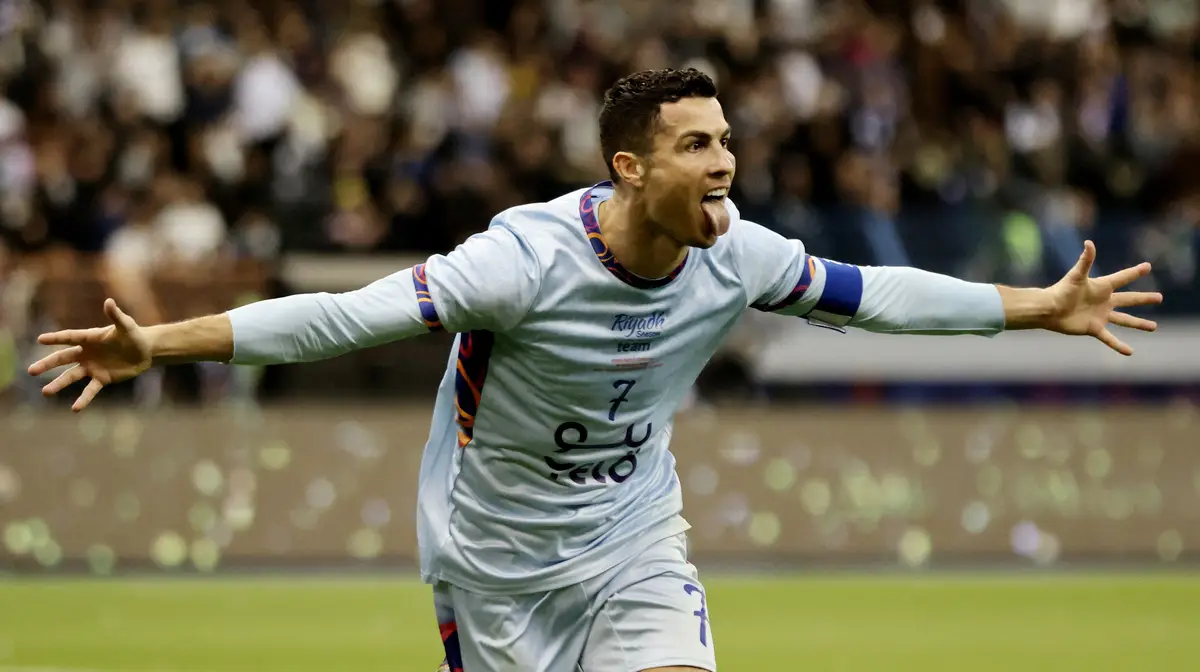 Cristiano Ronaldo na estreia no futebol saudita num jogo particular frente ao PSG de Messi