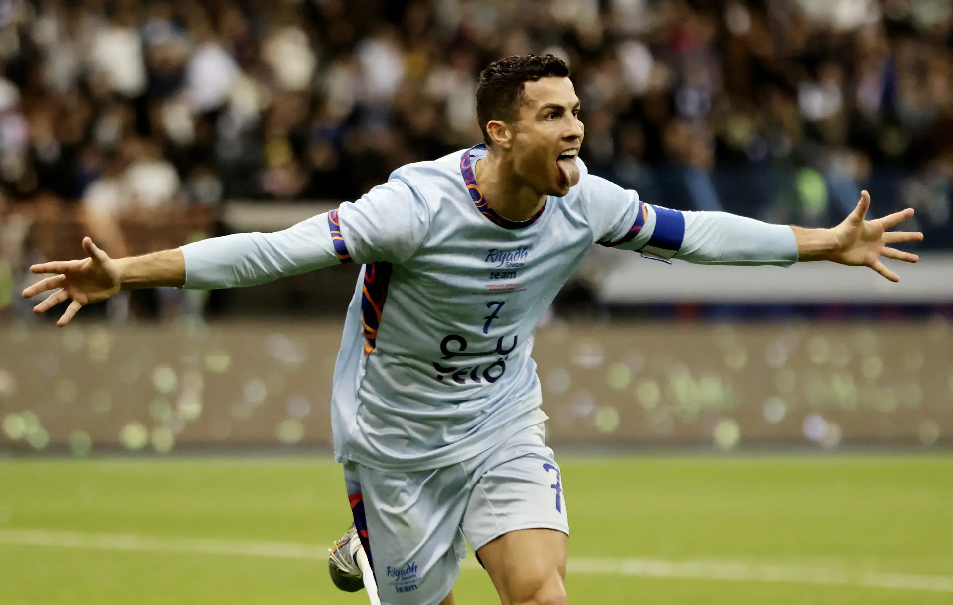 Cristiano Ronaldo na estreia no futebol saudita num jogo particular frente ao PSG de Messi