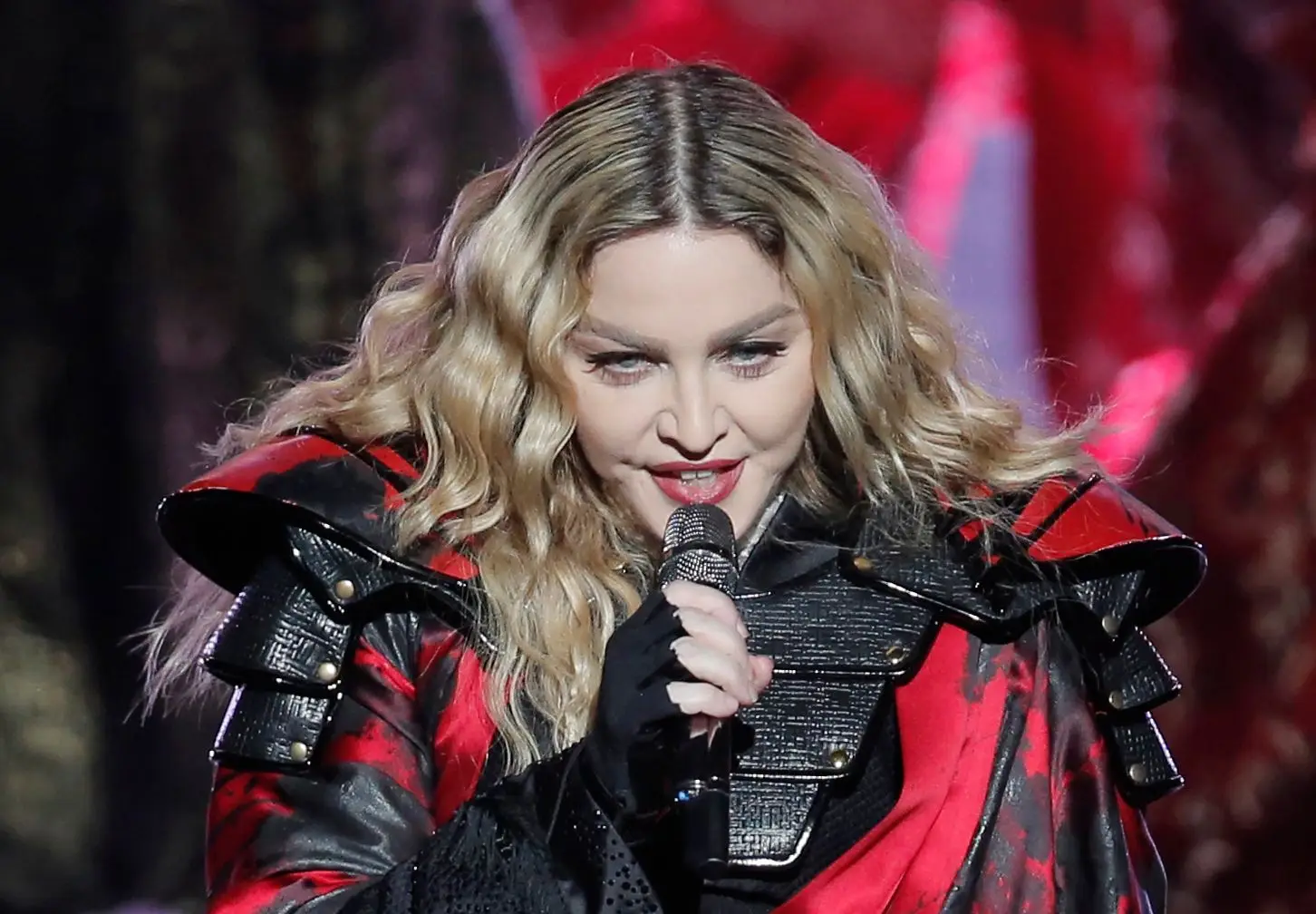 Madonna adia digressão após ter estado nos cuidados intensivos