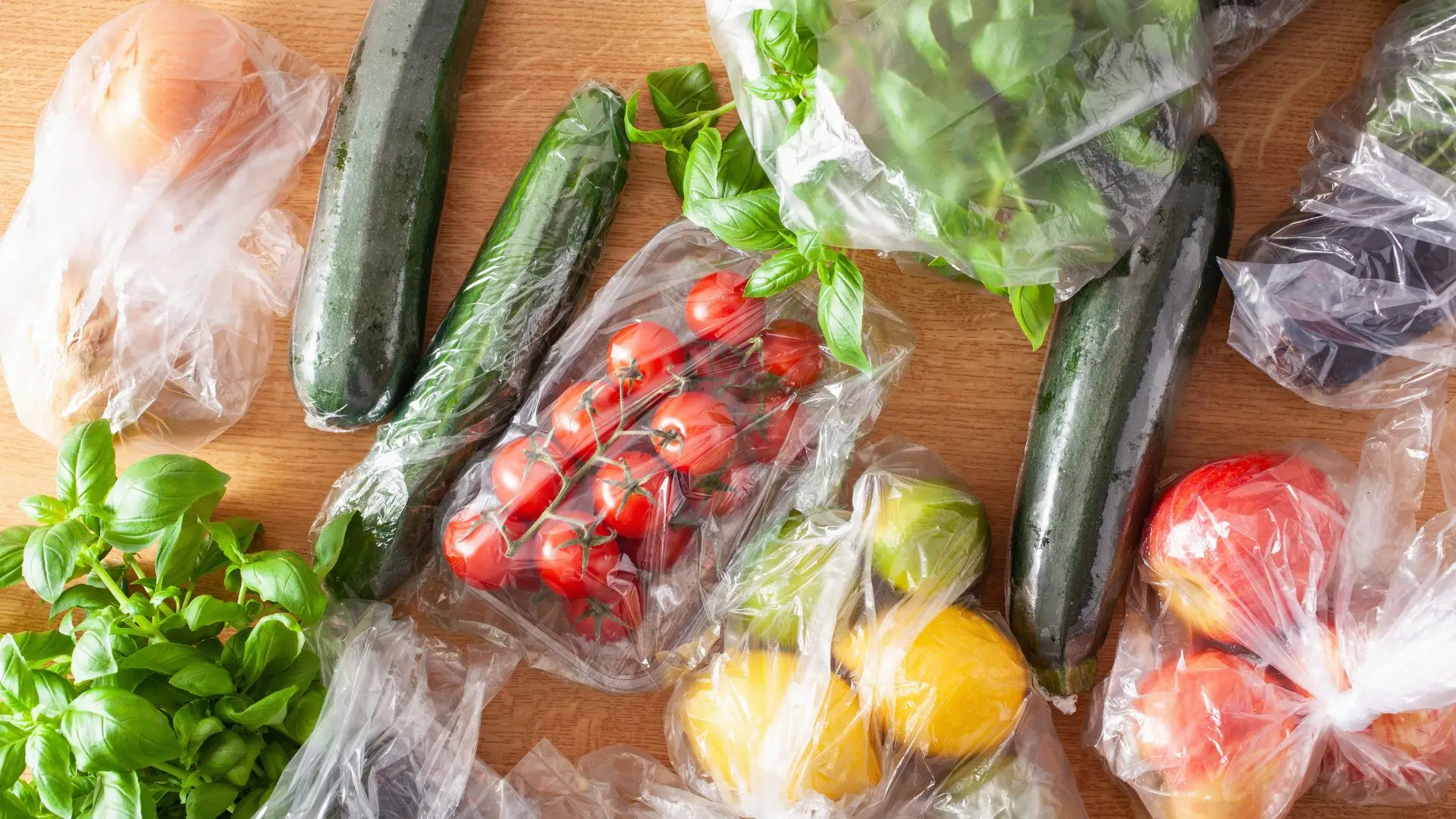 Empresas de distribuição querem travar a proibição de sacos de plástico para fruta e pão