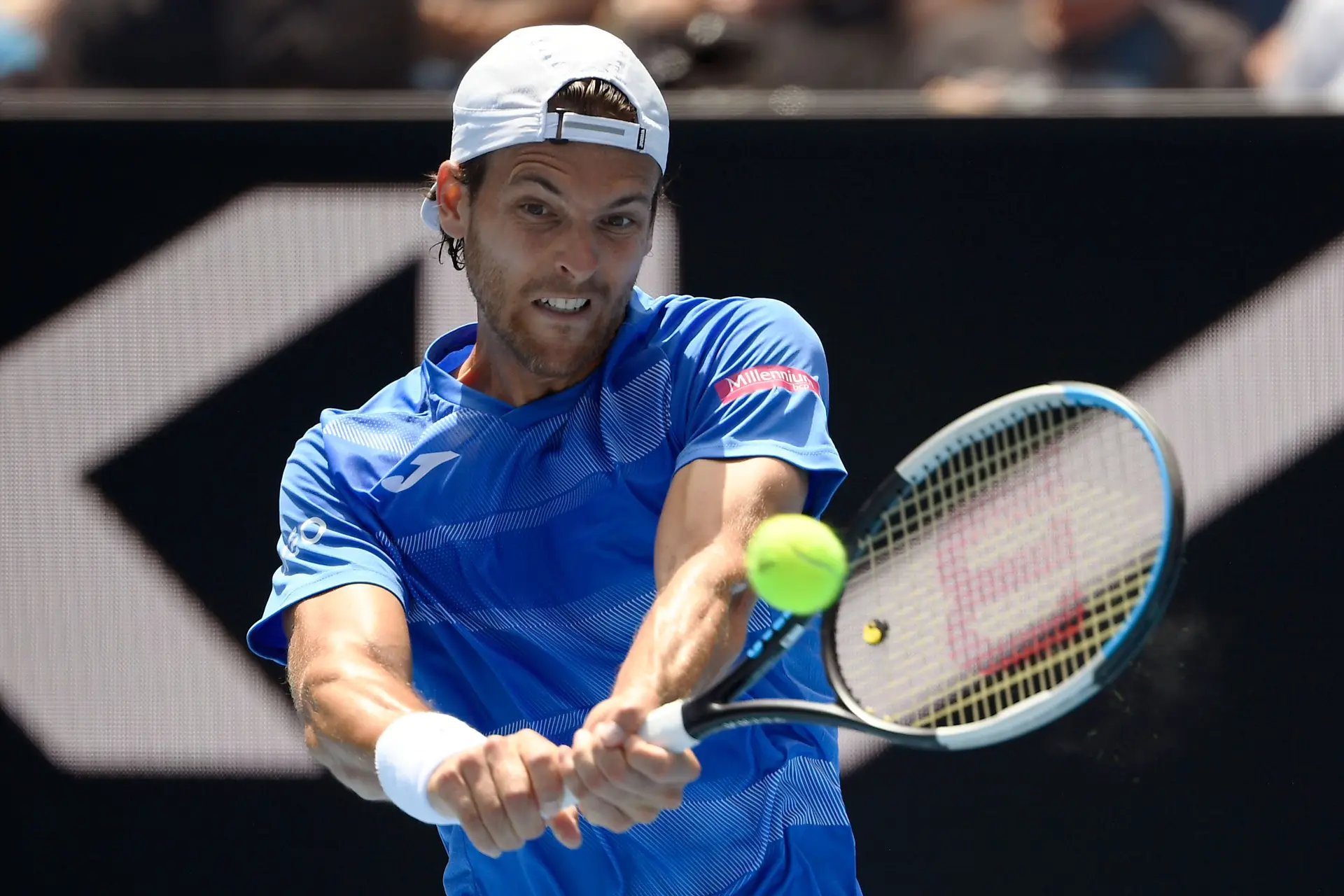 Tenista João Sousa em ação durante uma partida.
