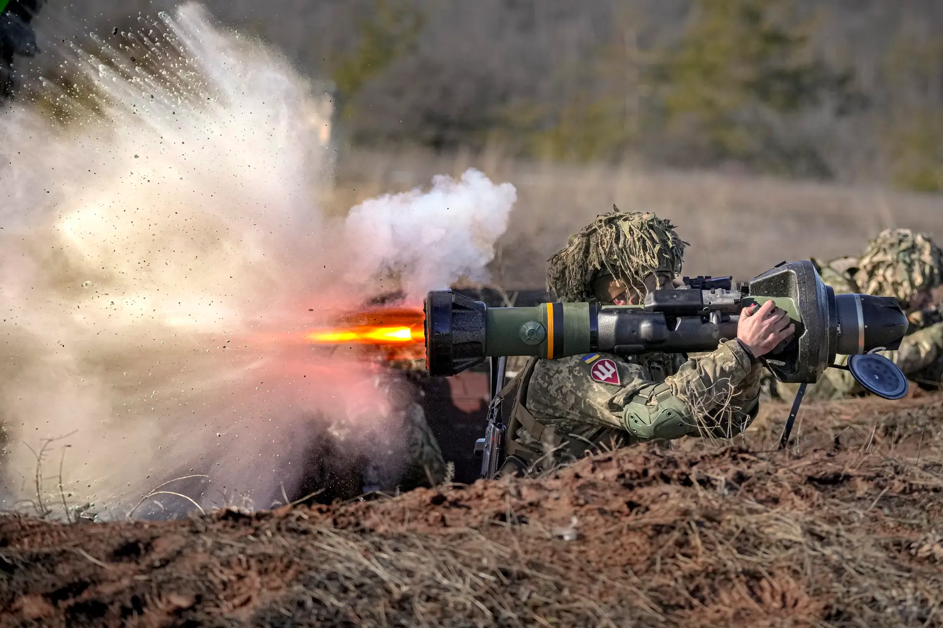 Soldado ucraniano dispara um míssil  antíctone NLAW