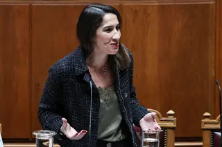 "Reforçar a habitação pública não é uma proposta fechada", afirma a ministra Marina Gonçalves no Parlamento