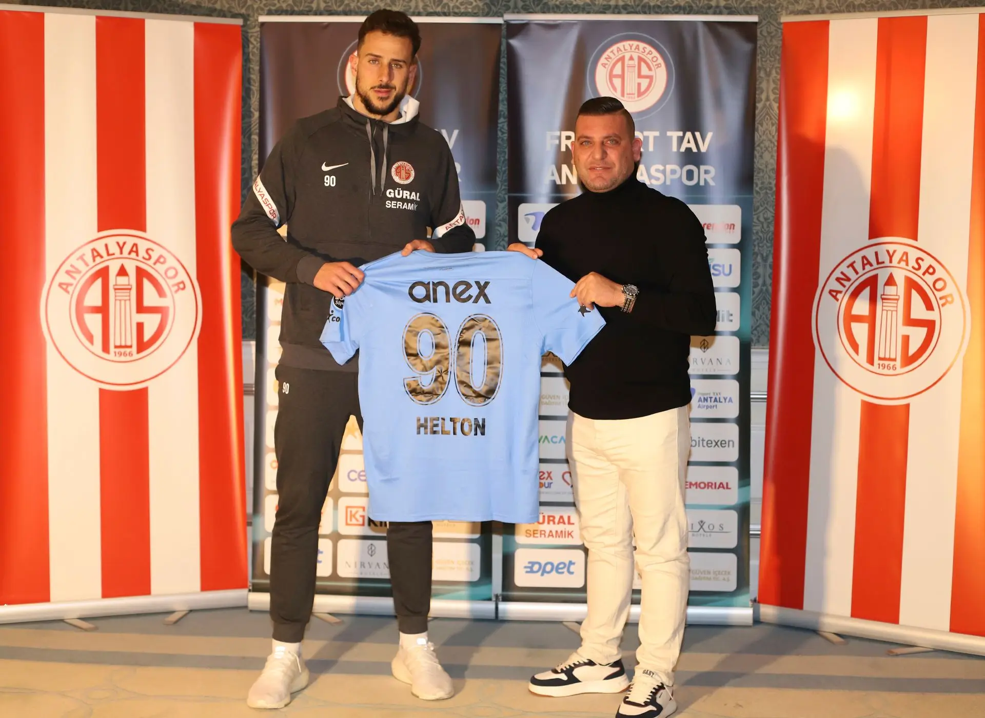 Helton Leite troca Benfica pelo Antalyaspor