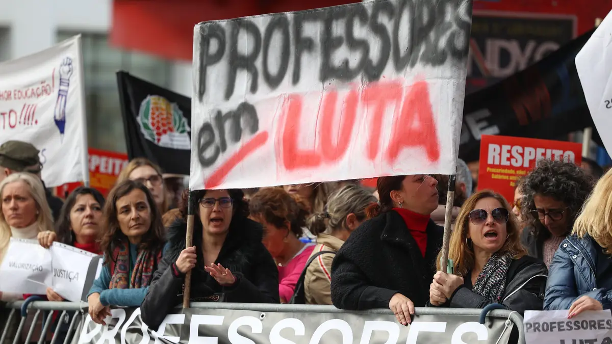 Professores em protesto junto ao Ministério da Educação, em Lisboa