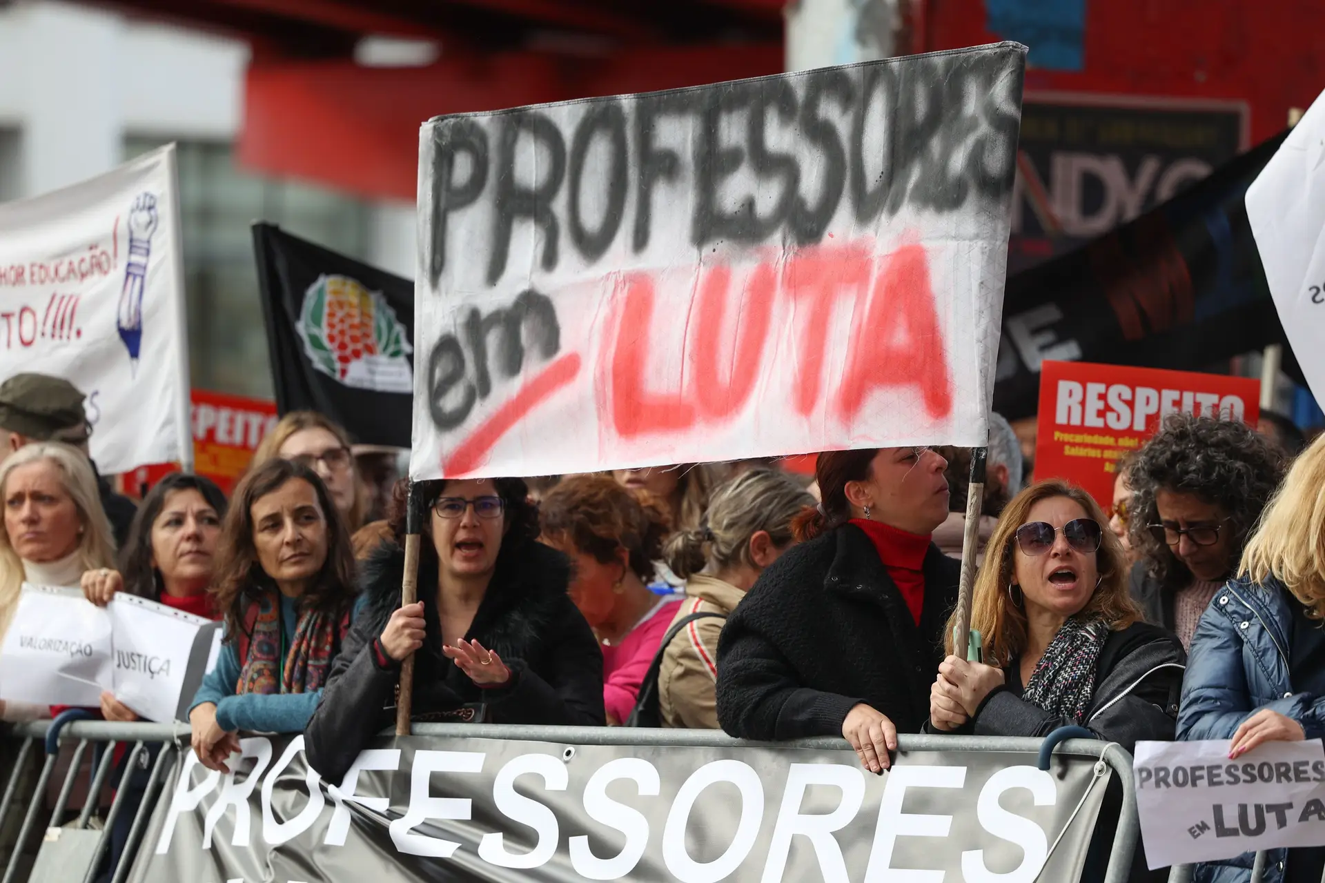 Professores em protesto junto ao Ministério da Educação, em Lisboa