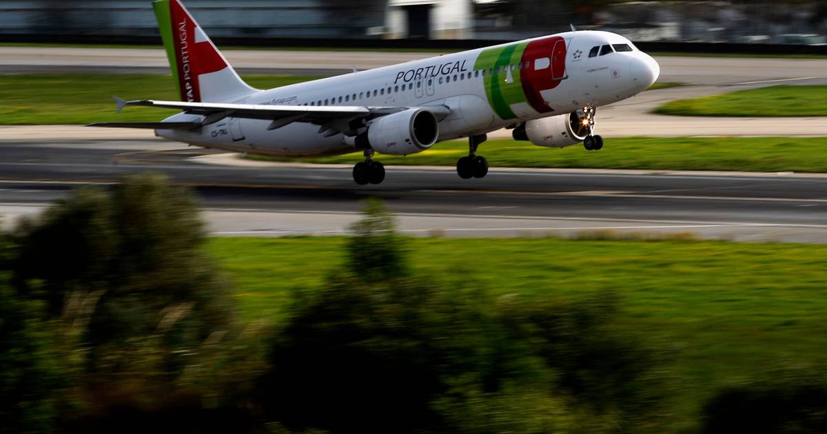 Avião da TAP bate com cauda na pista durante descolagem e vê-se obrigado a voltar aterrar