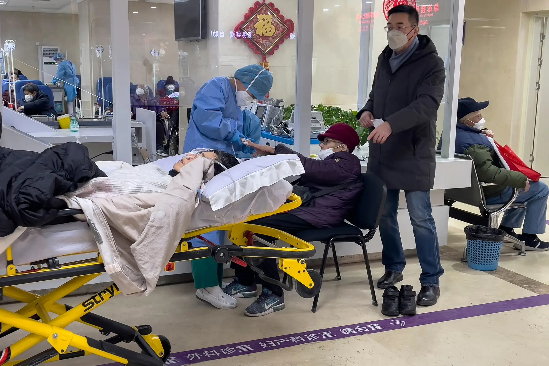 Idosos com covid-19 recebem assistência num hospital em Pequim, China.