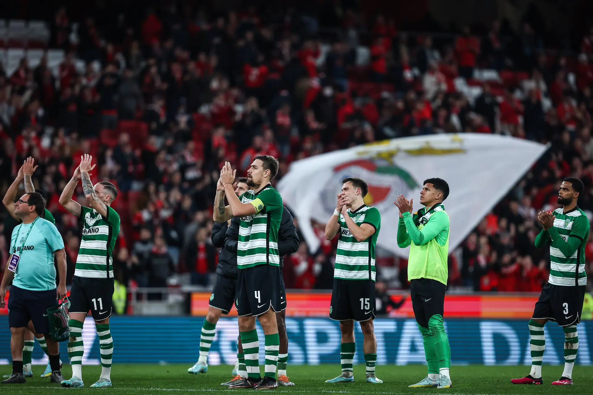 Equipa do Sporting agradece aos adeptos no final da partida frente ao Benfica.