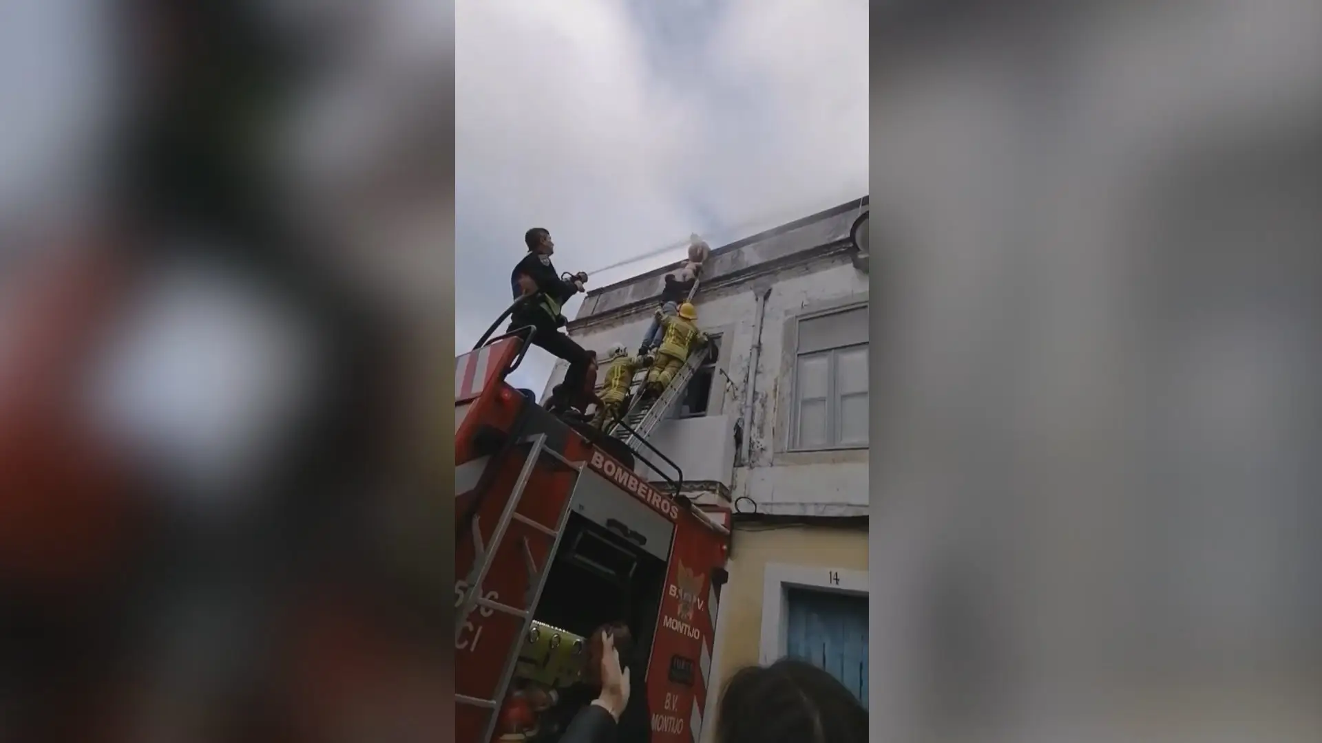 Pai sobe escadas dos bombeiros para salvar bebé das chamas