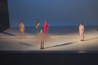 "Transfake": atriz invade peça "Tudo Sobre A Minha Mãe" em protesto