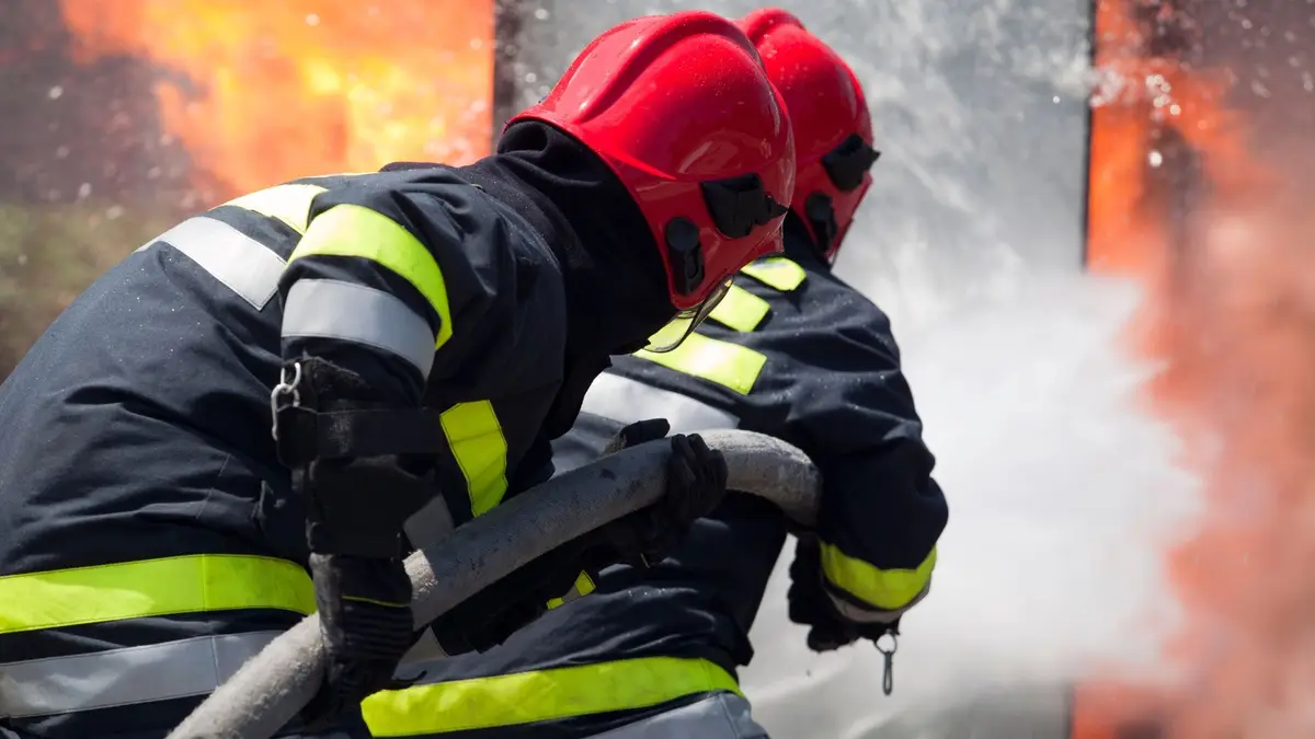 Bombeiros a apagar incêndio.