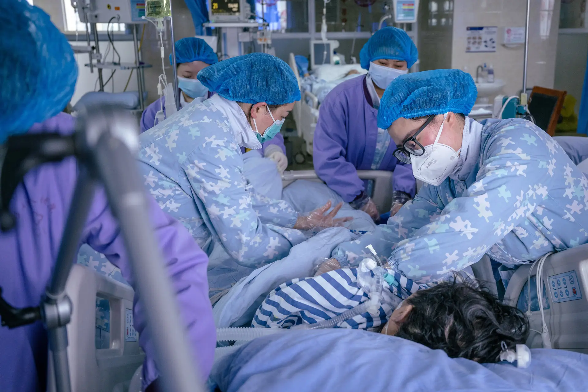 Médicos tratam doente com covid-19 em hospital na China.