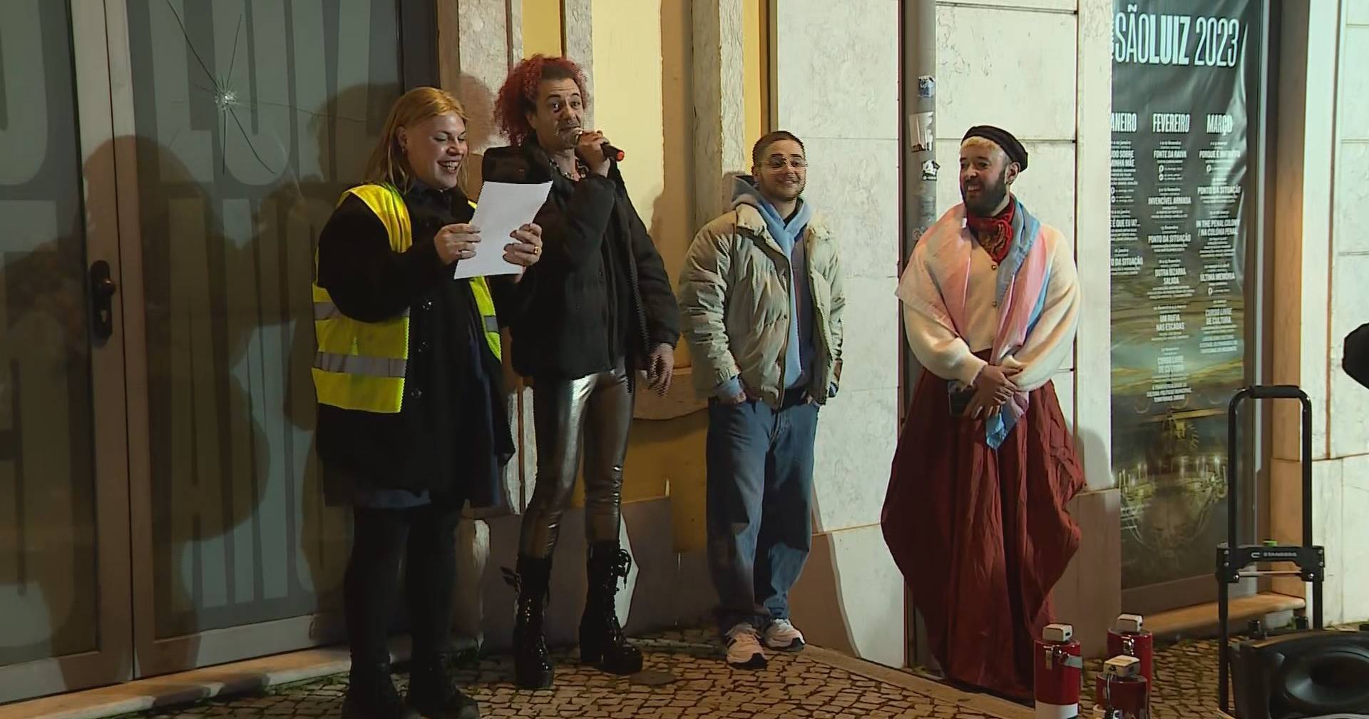 Mais de 100 pessoas concentraram-se à porta do Teatro São Luiz ... - SIC Notícias