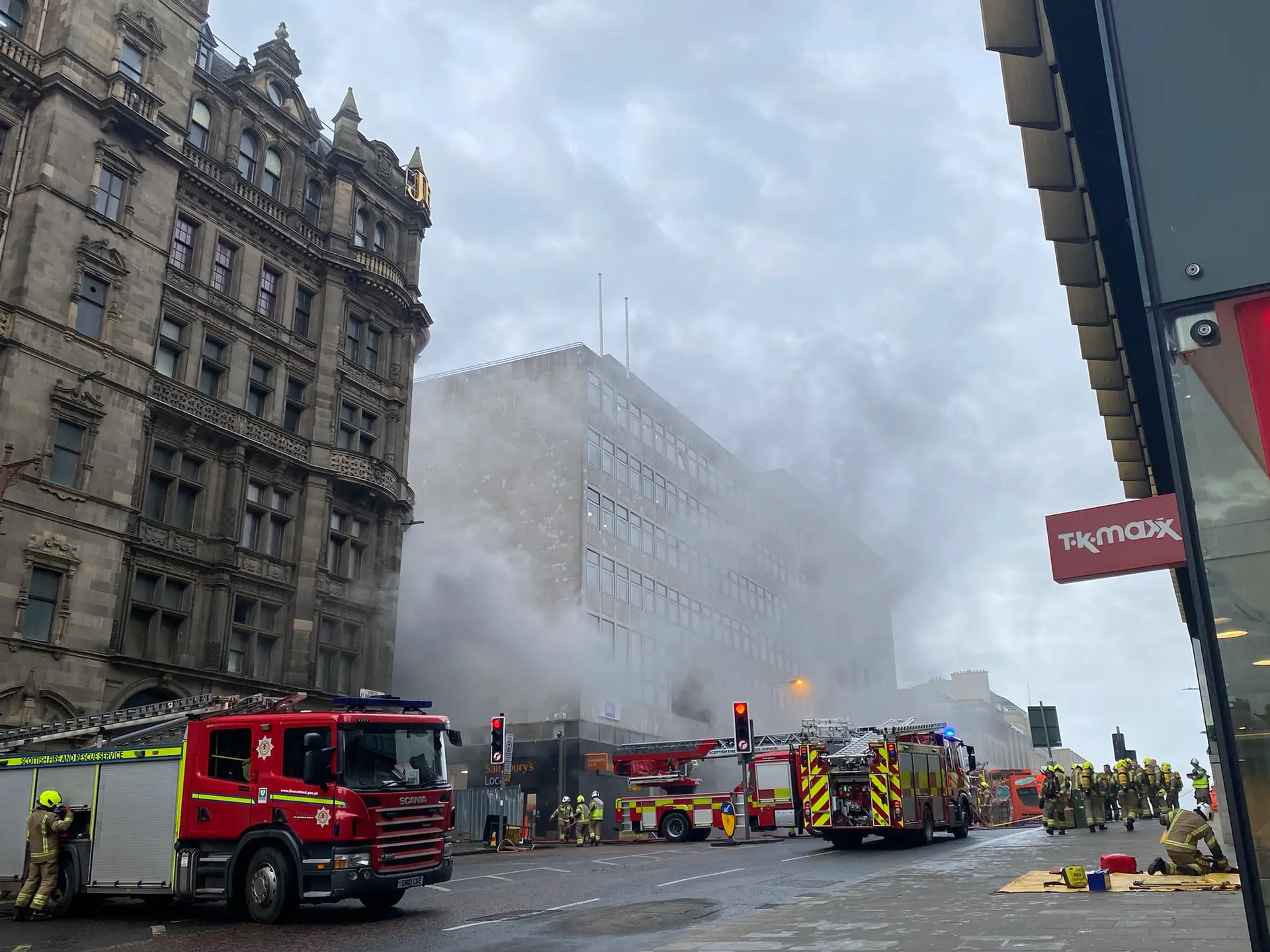 Bombeiros combatem grande incêndio no centro de Edimburgo