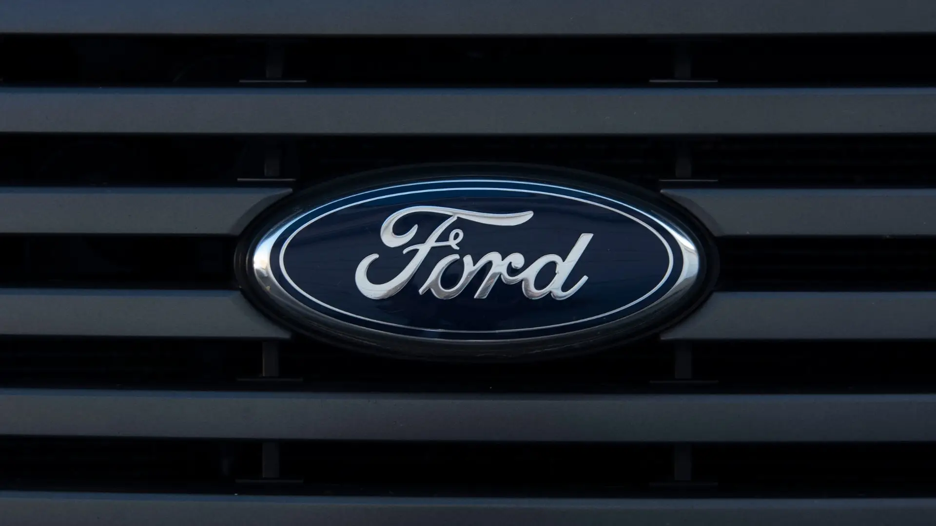 Ford chama mais de 380 mil veículos após detetar erro na câmara traseira