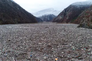 Flagelo ambiental nos Balcãs: chuva intensa transforma rio Drina numa enorme lixeira