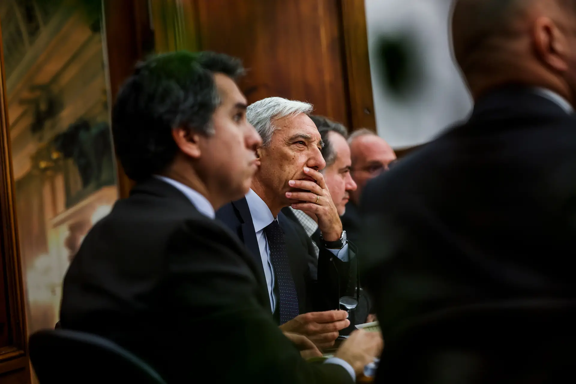 Ministro Gomes Cravinho responde aos deputados no Parlamento